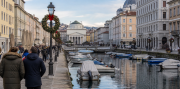 Advent v čarovnom prístavnom Terste v Taliansku
