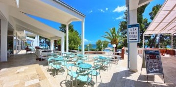 Relax pri Trogire na Jadranskom pobreží s dopravou a all inclusive