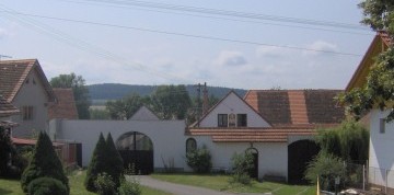 Slunce, seno a cesta do Hoštic u Volyně