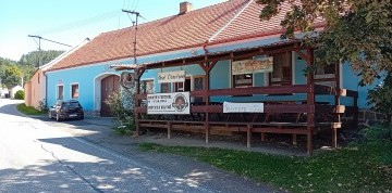 Slunce, seno a cesta do Hoštic u Volyně
