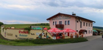 Slunce, seno a cesta do Hoštic u Volyně