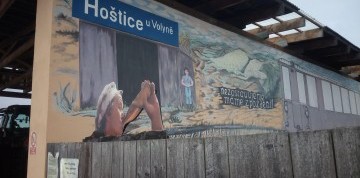 Slunce, seno a cesta do Hoštic u Volyně