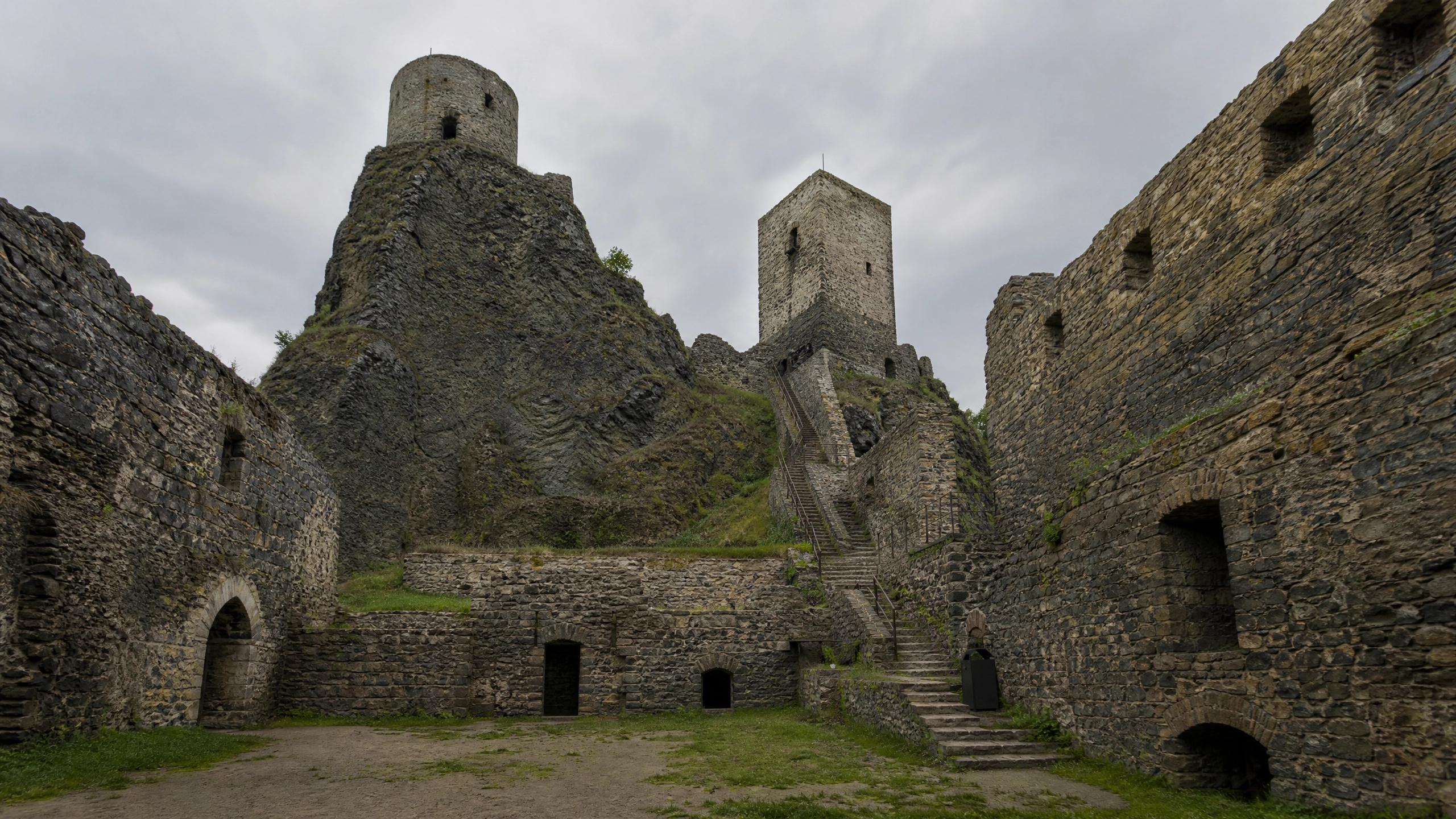 Český raj: Prachovské skály a hrad Trosky.