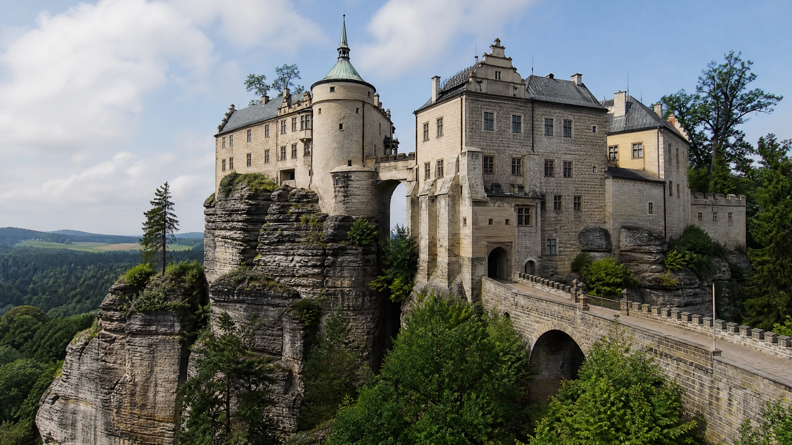 Český raj: Prachovské skály a hrad Trosky.