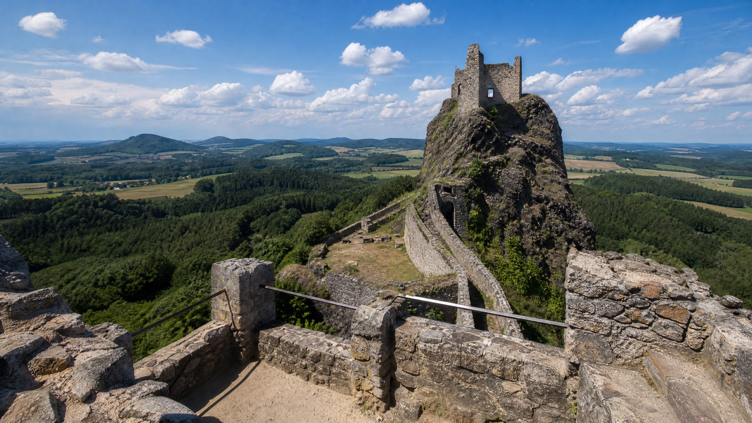 Český raj: Prachovské skály a hrad Trosky.