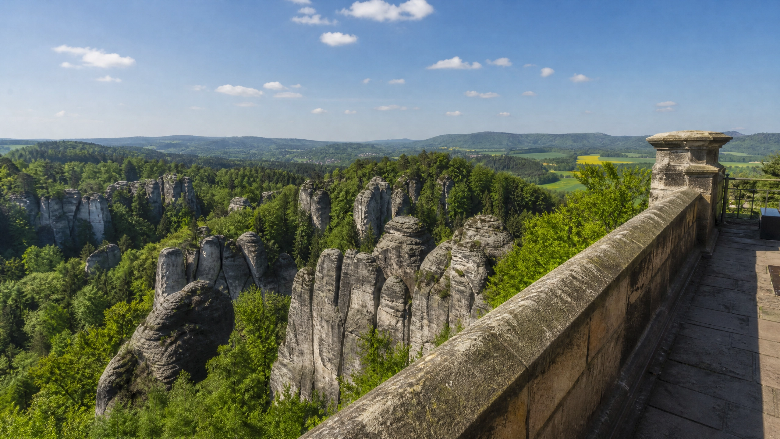 Český raj: Prachovské skály a hrad Trosky.