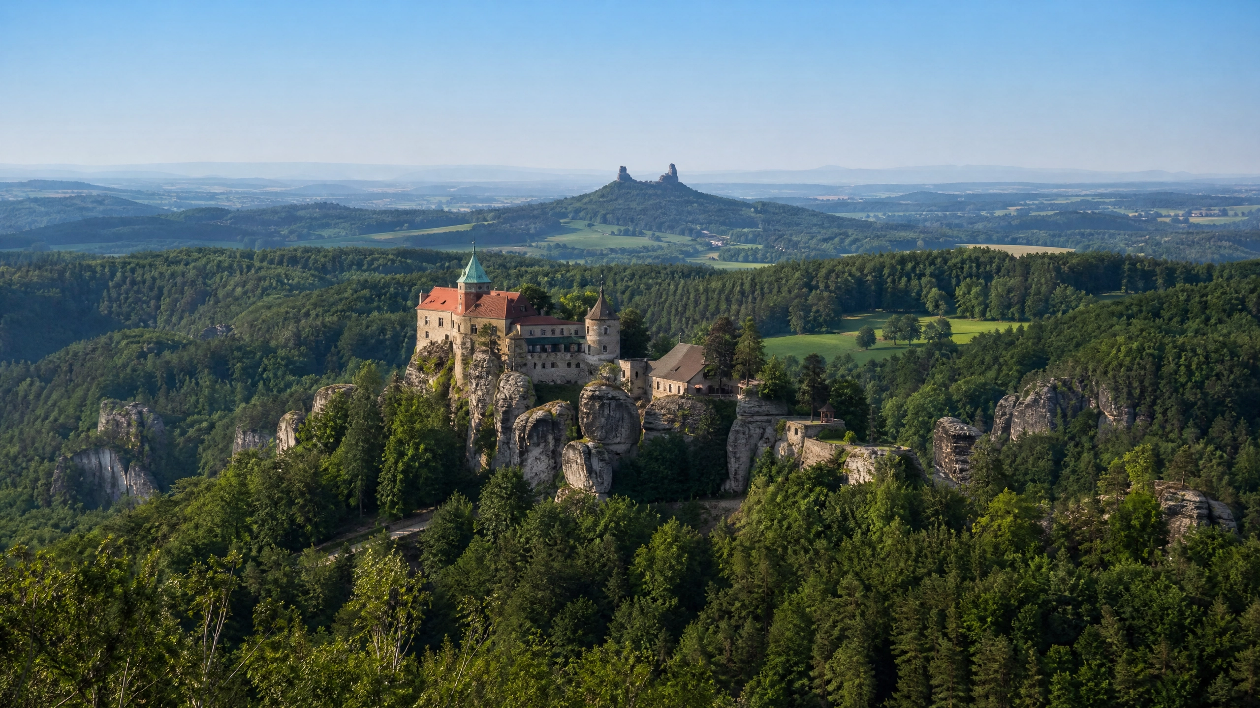 Český raj: Prachovské skály a hrad Trosky.