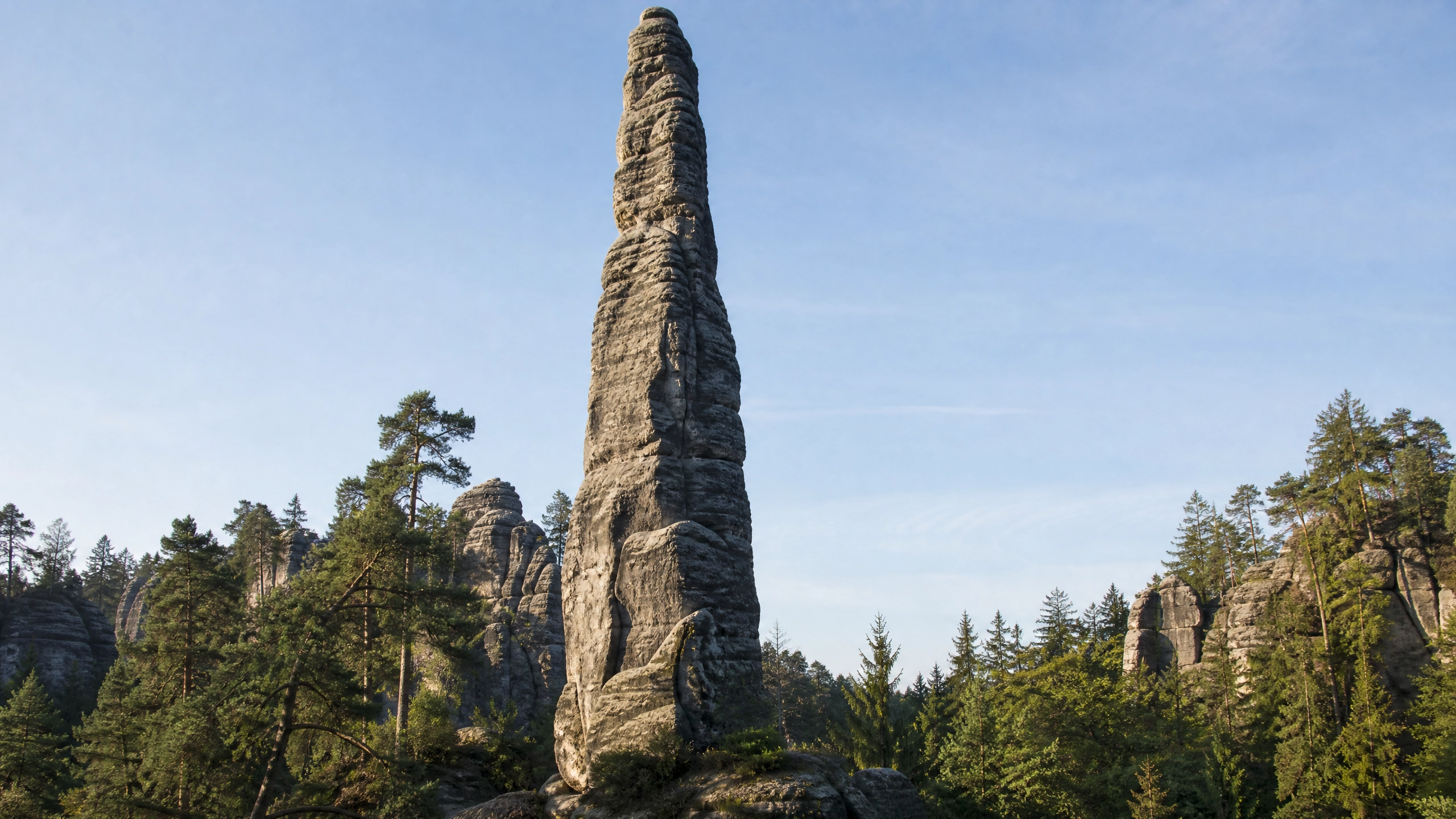 Český raj: Prachovské skály a hrad Trosky.