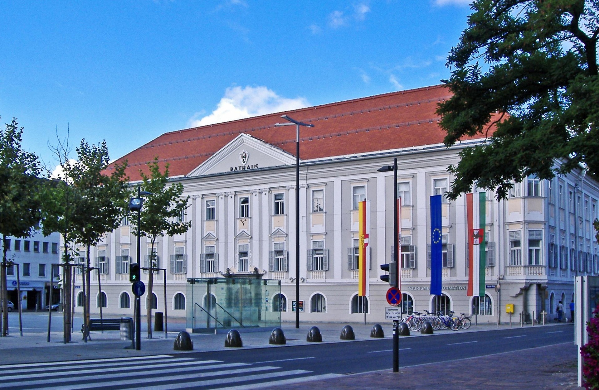 Najkrajšie stavby sveta a tyrkysové jazero Wörthersee.