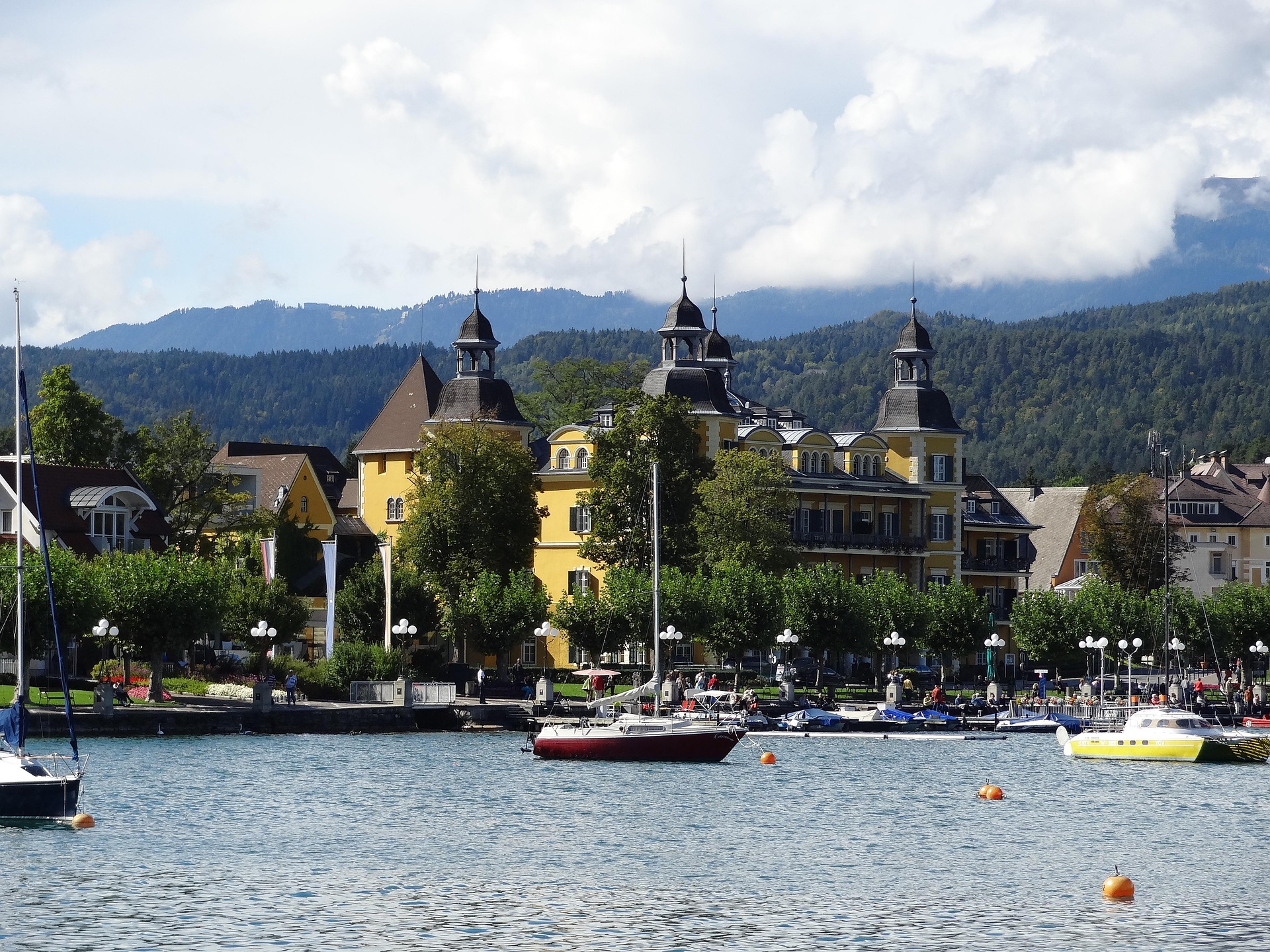 Najkrajšie stavby sveta a tyrkysové jazero Wörthersee.