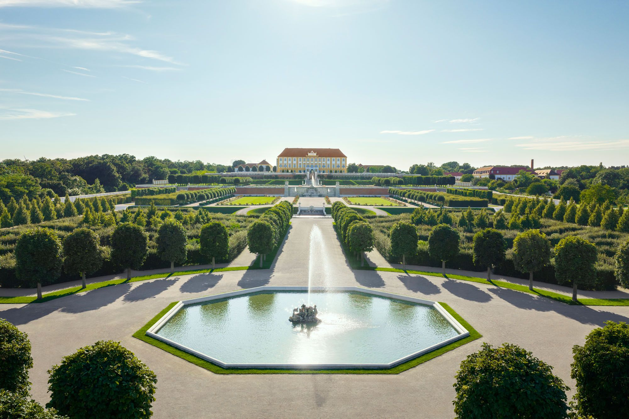 1-dňový zájazd na zámok Schloss Hof a jazero Neusiedlersee.