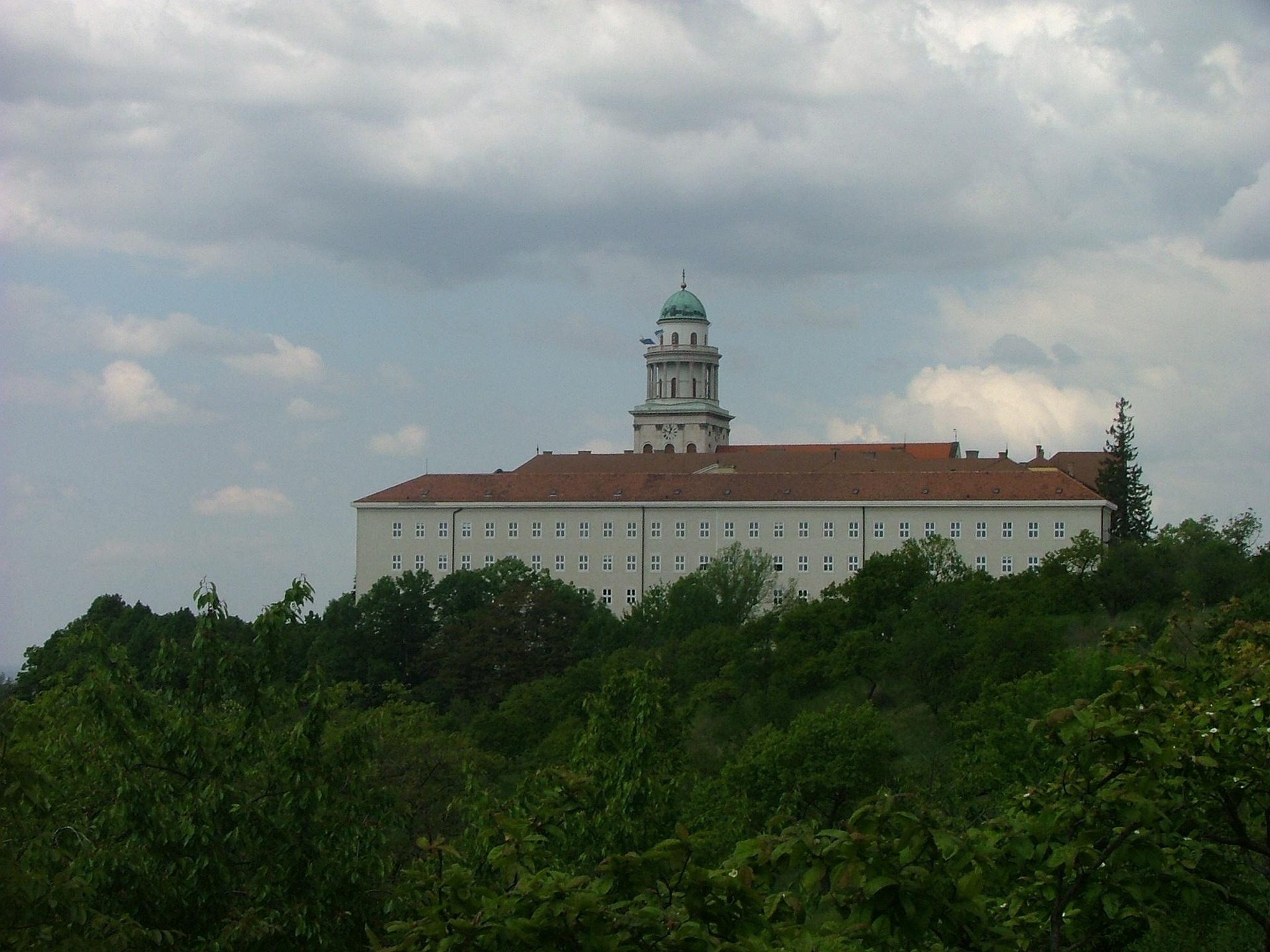 Kláštor v Pannonhalme a porcelán v Herende.