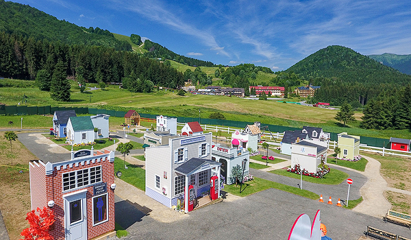 Na Slovensku sa nachádza detské mestečko Donovalkovo, ktoré je plné hier a interaktívnych aktivít.