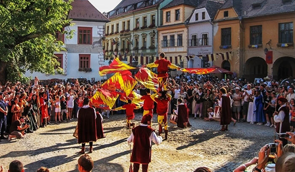 Festival stredovekého umenia v Sighisoare ponúka turistom zážitky v podobe rôznych predstavení.