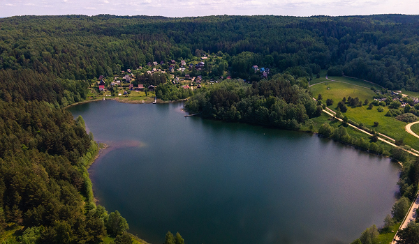 Pokojné modré jazero Czerniakowskie obklopené hustou zeleňou poskytuje ideálne miesto na rekreáciu a únik do poľskej prírody.