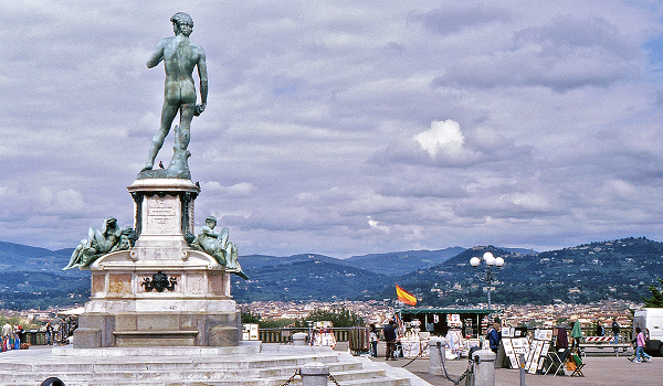 Piazzale Michelangelo, Florencia, predstavuje vyhliadkový bod, ktorý ponúka najikonickejší pohľad na mesto.