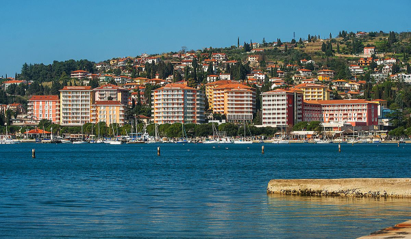 Portorož, mesto v Slovinsku, ktoré navštevujú mnohí turisti.