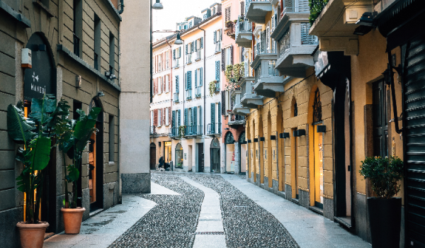 Známa štvrť v Miláne Quartiere Brera, na ktorej sa nachádza množstvo galérií a kaviarní.