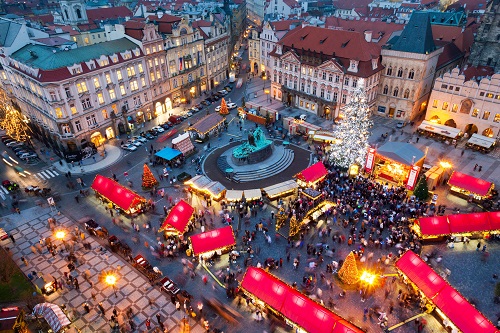 Impozantná atmosféra vianočných trhov v Prahe