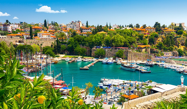 Panoramatický výhľad na historický prístav a tyrkysové more v letovisku Alanya v Turecku.