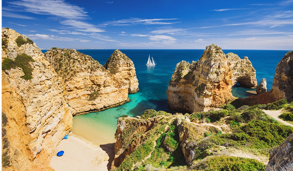 Algarve patrí medzi obľúbené lokality turistov v Portugalsku.