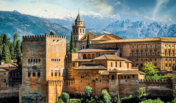 Alhambra v Granade patrí medzi najznámejšie pamiatky UNESCO v Španielsku.
