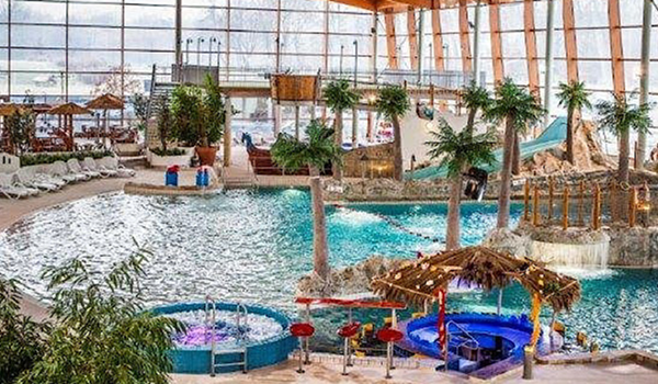 Rozľahlý moderný krytý aquapark vo Vroclavi s rôznymi bazénmi, vírivkami a umelými palmami poskytuje celoročne skvelú vodnú zábavu pre celú rodinu.