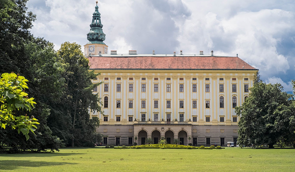Impozantný Arcibiskupský zámok v Kroměříži so svojou vysokou vežou a rozľahlým upraveným parkom je významnou historickou pamiatkou zapísanou v UNESCO.