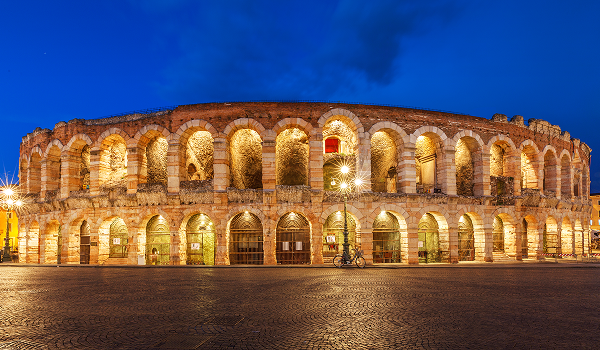 Arena di Verona, staroveký rímsky amfiteáter, ktorý sa nachádza vo Verone, Taliansko.