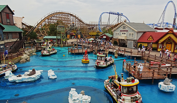 Vodné atrakcie a drevená horská dráha Wodan v zábavnom parku Europa-Park