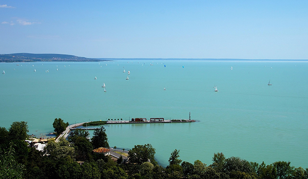 Balaton, Maďarsko, je možné navštíviť bez nutnosti dlhého cestovania.