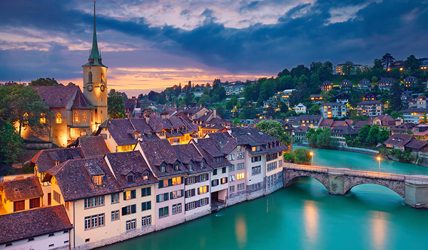 Pohľad na Bern, hlavné mesto Švajčiarska a jeho historickú architektúru.