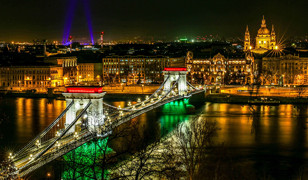Nočná panoráma osvetlenej Budapešti s Reťazovým mostom a Bazilikou svätého Štefana počas zájazdu.