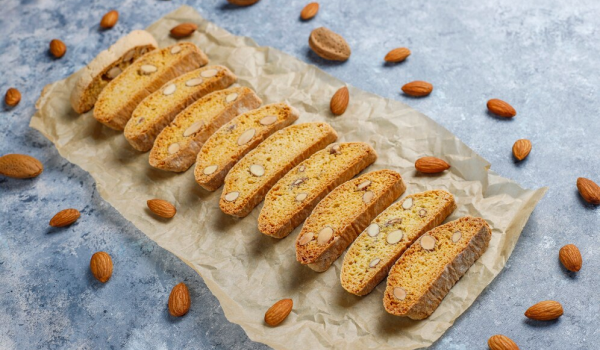 Cantuccini, drobné mandľové sušienky, ktoré sú typické pre Toskánsko.