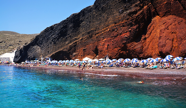 Červenú pláž by ste pri návšteve Santorini určite nemali vynechať.