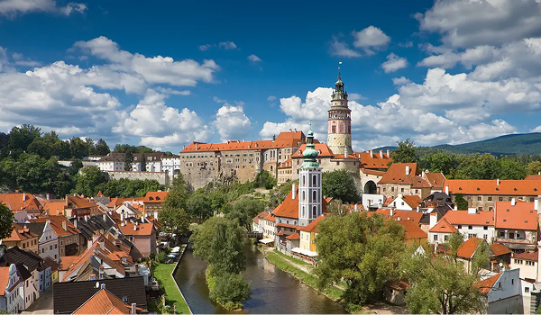 Český Krumlov v Českej republike patrí medzi najkrajšie historické mestá.