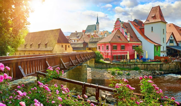 Mesto Český Krumlov, ktoré turisti radi navštevujú kvôli hradu a zámku, ale aj kvôli športovým aktivitám na vode.