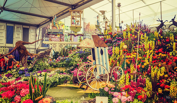 Výstava kvetov Chelsea Flower Show v Londýne, na ktorej sa okrem výstavy kvetov môžu návštevníci zabaviť aj bohatým sprievodným programom.