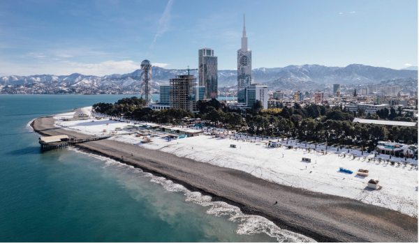 V Letovisku Batumi turisti čoraz viac navštevujú rôzne pláže.