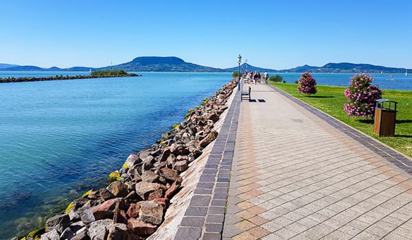 Cyklotrasa okolo jazera Balaton ponúka krásne výhľady pri aktívnej športovej dovolenke.