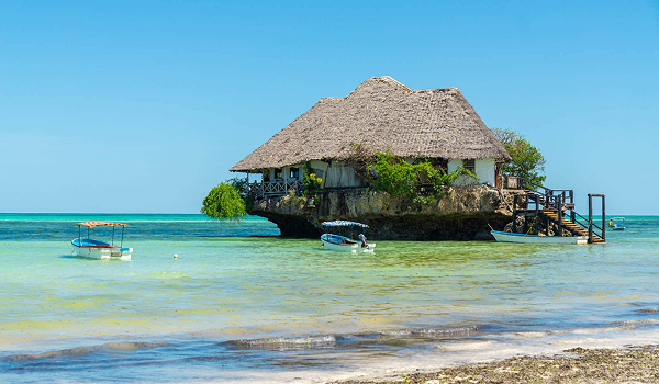Pohľad na more a dom na mori na Zanzibare.