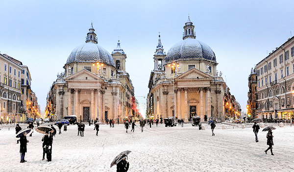 Romantická atmosféra zasneženého Ríma a námestia Piazza del Popolo počas vzácnych zimných momentov