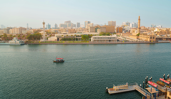 Pohľad na Dubaj, kde si turisti môžu užiť luxus a výnimočnú architektúru.