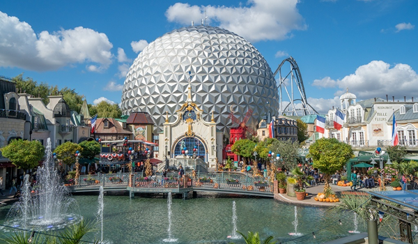 Ikonická strieborná guľa Eurosat - CanCan Coaster vo francúzskej časti Europa-Parku