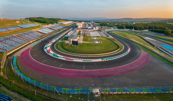 Panoramatický pohľad na prázdnu pretekársku dráhu a tribúny okruhu Hungaroring v Maďarsku pred veľkou cenou F1.