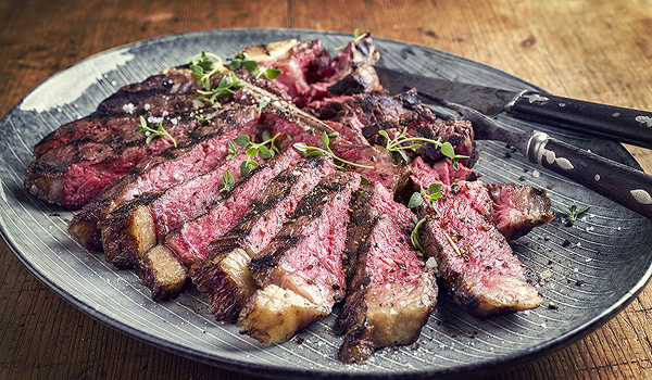 Florentská bistecca alla fiorentina, šťavnatý steak, patrí medzi obľúbené jedlá turistov, ktorí navštívia Florenciu.