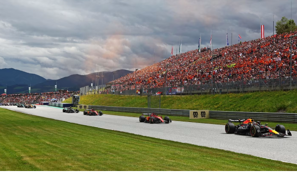 Podujatie Grand Prix Formula 1 každoročne priláka tisícky divákov.