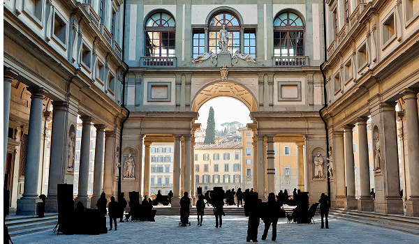 Galéria Uffizi je miestom, kde sú vystavené originály ako Zrodenie Venuše a Primavera od Botticelliho, Leonardove Madony, diela Tiziana, Rubensa, Raffaela či Caravaggia.