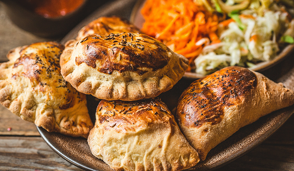 Tradičné poľské pečené pirohy s prílohou – miestna gastronómia v Gdansku