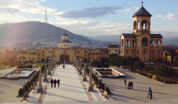 Pohľad na mestskú časť hlavného mesta Gruzínska, Tbilisi.